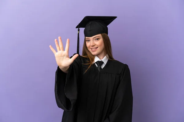 Joven Graduado Universitario Sobre Fondo Púrpura Aislado Contando Cinco Con —  Fotos de Stock