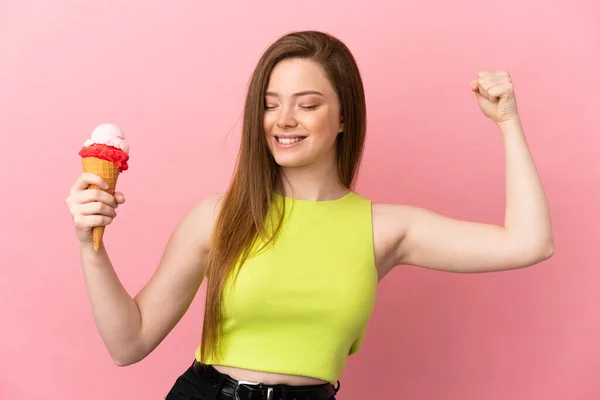 Tiener Meisje Met Een Cornet Ijs Geïsoleerde Roze Achtergrond Doen — Stockfoto