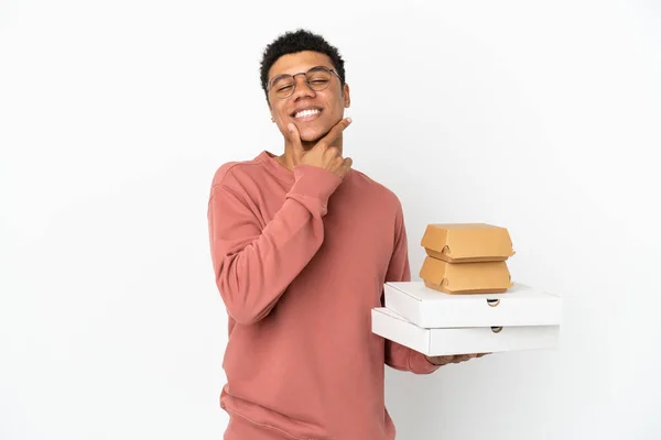 Junger Afroamerikanischer Mann Hält Einen Burger Und Pizzen Isoliert Auf — Stockfoto