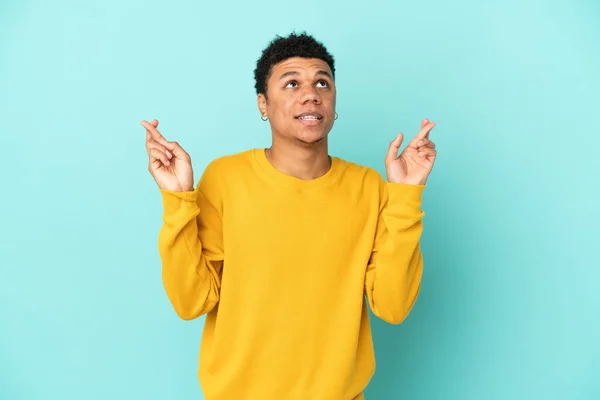 Jovem Afro Americano Isolado Fundo Azul Com Dedos Cruzando Desejando — Fotografia de Stock