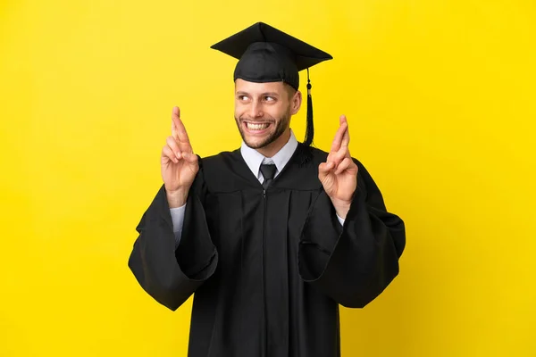 Jonge Universiteit Afgestudeerde Kaukasische Man Geïsoleerd Gele Achtergrond Met Vingers — Stockfoto