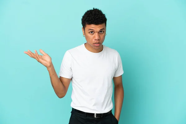 Giovane Uomo Afroamericano Isolato Sfondo Blu Facendo Dubbi Gesto — Foto Stock