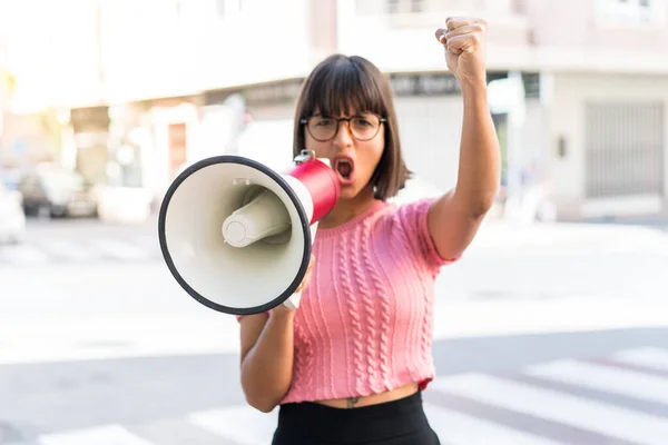 Jovem Morena Cidade Gritando Através Megafone Para Anunciar Algo — Fotografia de Stock