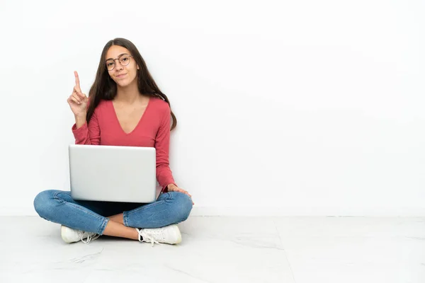 年轻的法国姑娘坐在地板上 用她的笔记本电脑用食指指尖着地板 这真是个好主意 — 图库照片