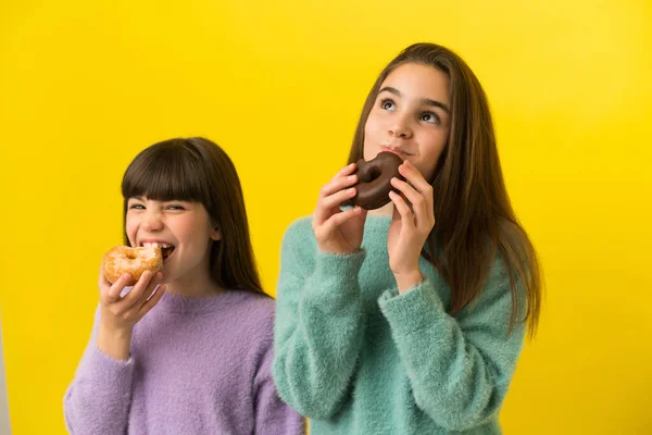 Schwestern Halten Einen Donut Über Isoliertem Hintergrund — Stockfoto
