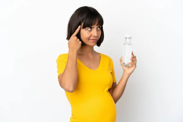 白い背景に水のボトルを持っている若い妊婦は疑問や思考を持っている — ストック写真