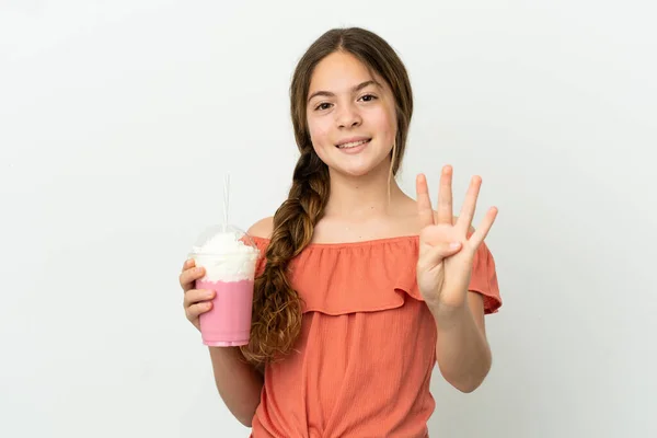 小さいですCaucasian女の子とともにイチゴミルクセーキ孤立上の白い背景幸せとカウント4とともに指 — ストック写真