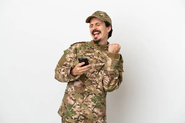 Soldat Man Isolerad Vit Bakgrund Med Telefon Seger Position — Stockfoto