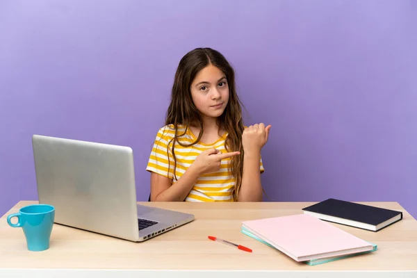 Niña Estudiante Lugar Trabajo Con Ordenador Portátil Aislado Fondo Púrpura — Foto de Stock