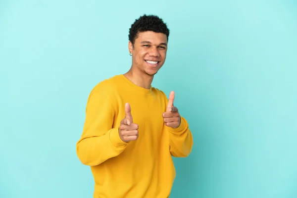 Jeune Homme Afro Américain Isolé Sur Fond Bleu Pointant Vers — Photo