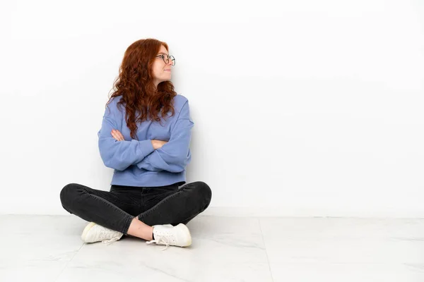 Teenager Rotschopf Mädchen Sitzt Auf Dem Boden Isoliert Auf Weißem — Stockfoto