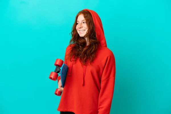 Teenager Redhead Girl Isolated Blue Background Skate — Stock Photo, Image