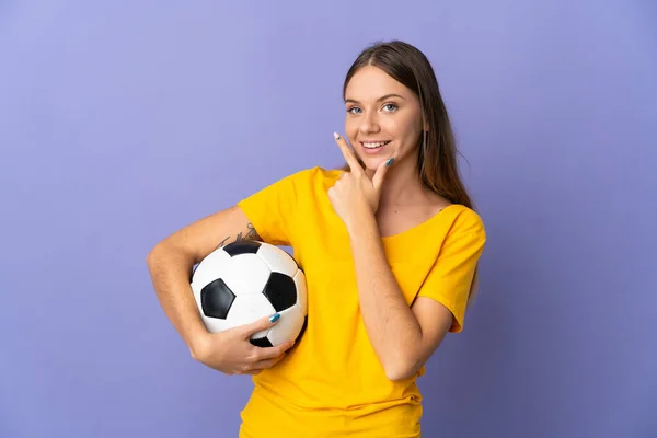 Молодая Литовская Футболистка Изолированная Фиолетовом Фоне Счастливая Улыбающаяся — стоковое фото