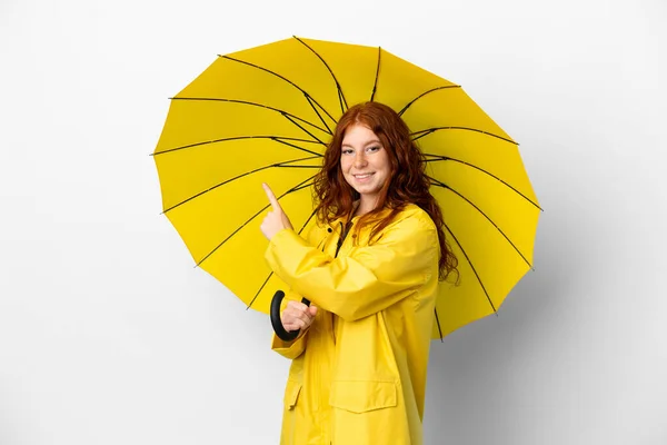 Adolescente Ruiva Menina Capa Impermeável Guarda Chuva Isolado Fundo Branco — Fotografia de Stock