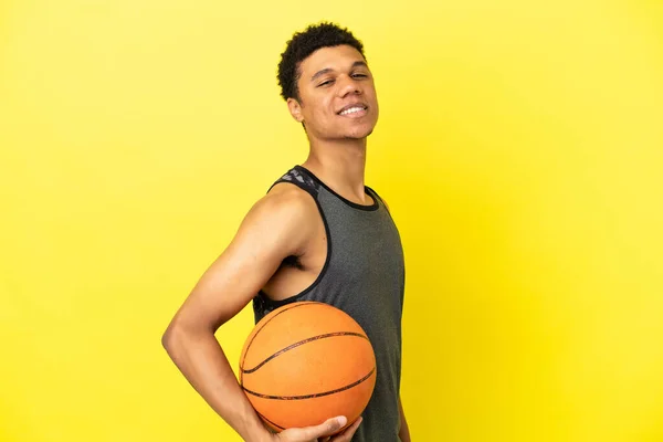Afro Amerikaanse Man Geïsoleerd Gele Achtergrond Basketbal Spelen — Stockfoto