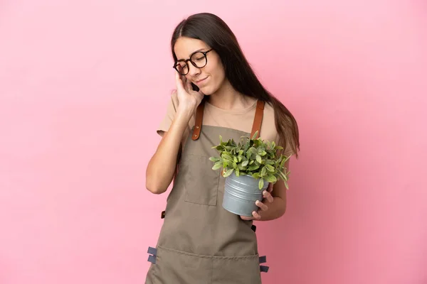 Jeune Jardinière Tenant Une Plante Isolée Sur Fond Rose Avec — Photo