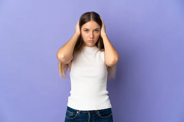 Mladý Litevský Žena Izolovaný Fialové Pozadí Frustrovaný Zakrývající Uši — Stock fotografie