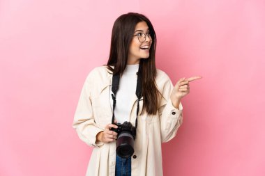 Pembe arka planda izole edilmiş Brezilyalı genç bir kız parmağını kaldırarak çözümü anlamaya çalışıyor.