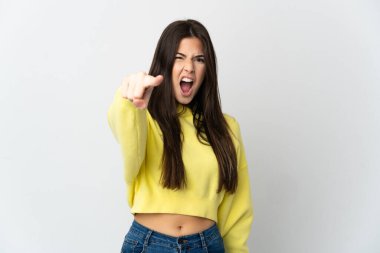 Genç Brezilyalı kız beyaz arka planda izole edilmiş hayal kırıklığına uğramış ve ön tarafı işaret ediyor.