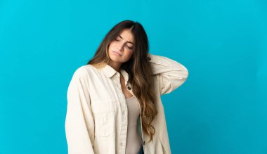 Mavi arka planda boynu ağrıyan beyaz bir kadın.