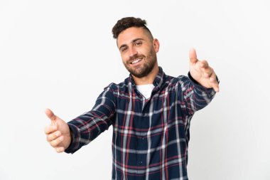 Beyaz arka planda izole edilmiş beyaz bir adam sunar ve davet eder.