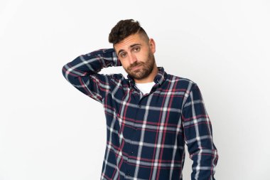 Beyaz arka planda izole edilmiş beyaz bir adam. Hayal kırıklığı ifadesi var ama anlamıyor.