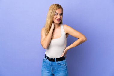 Genç Uruguaylı sarışın kadın izole bir geçmişle gülüyor.