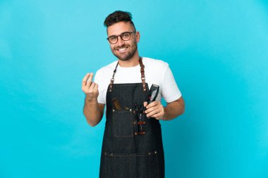 Önlüklü berber para hareketi yapıyor.