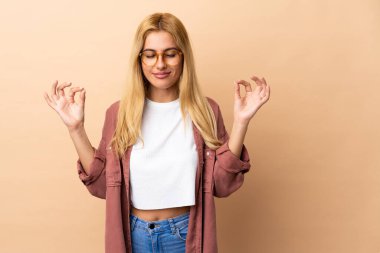 Genç Uruguaylı sarışın kadın zen pozisyonunda izole edilmiş.