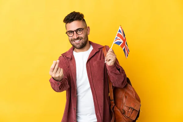 Hombre Caucásico Sosteniendo Una Bandera Del Reino Unido Aislado Sobre — Foto de Stock