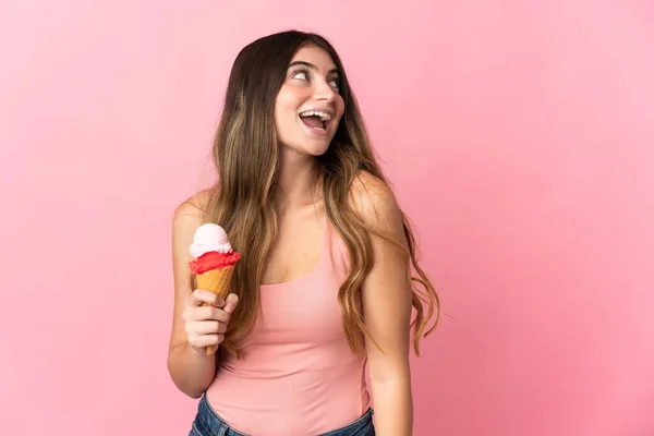 Jonge Kaukasische Vrouw Met Een Cornet Ijs Geïsoleerd Roze Achtergrond — Stockfoto