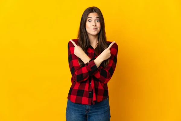 Teenager Brasilianisches Mädchen Isoliert Auf Gelbem Hintergrund Zeigt Auf Die — Stockfoto