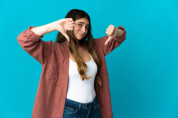 Jonge Blanke Vrouw Geïsoleerd Blauwe Achtergrond Tonen Duim Naar Beneden — Stockfoto