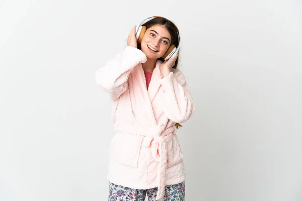 Mujer Caucásica Joven Aislada Sobre Fondo Blanco Pijama Sosteniendo Una —  Fotos de Stock