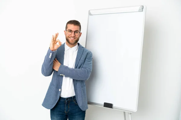 Jonge Knappe Blanke Man Geïsoleerd Witte Achtergrond Geven Van Een — Stockfoto