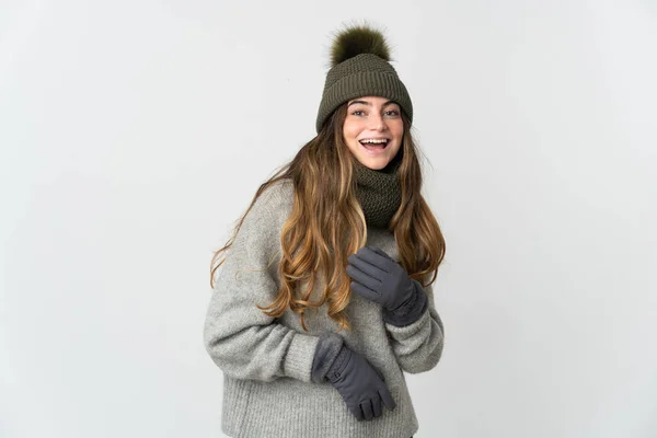 Junge Kaukasische Frau Mit Wintermütze Isoliert Auf Weißem Hintergrund Lächelt — Stockfoto
