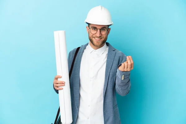 Jovem Arquiteto Homem Com Capacete Segurando Plantas Sobre Fundo Isolado — Fotografia de Stock