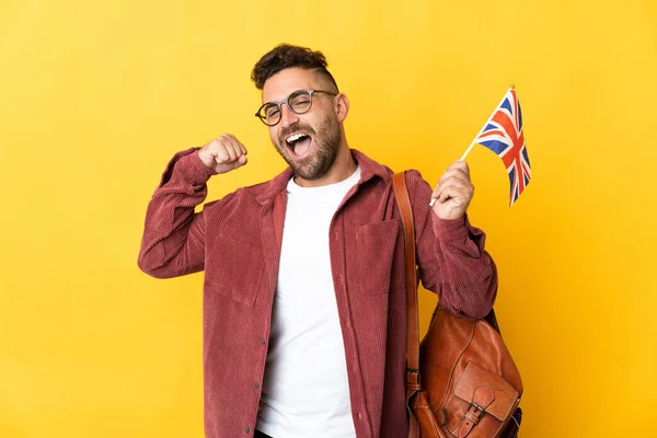 Blanke Man Met Een Vlag Van Het Verenigd Koninkrijk Geïsoleerd — Stockfoto