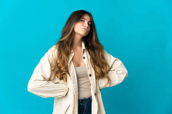 Jovem Mulher Caucasiana Isolado Fundo Azul Com Raiva — Fotografia de Stock