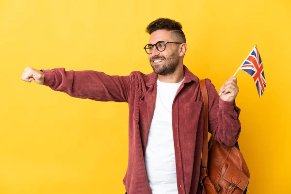 Blanke Man Met Een Vlag Van Het Verenigd Koninkrijk Geïsoleerd — Stockfoto