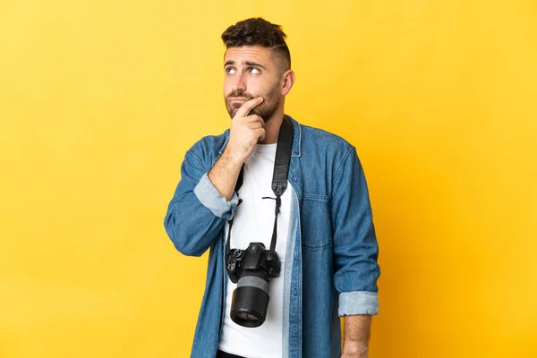 Photographer Man Isolated Yellow Background Having Doubts — Stock Photo, Image