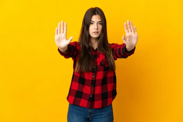 Adolescente Brasileña Chica Aislada Sobre Fondo Amarillo Haciendo Stop Gesture —  Fotos de Stock