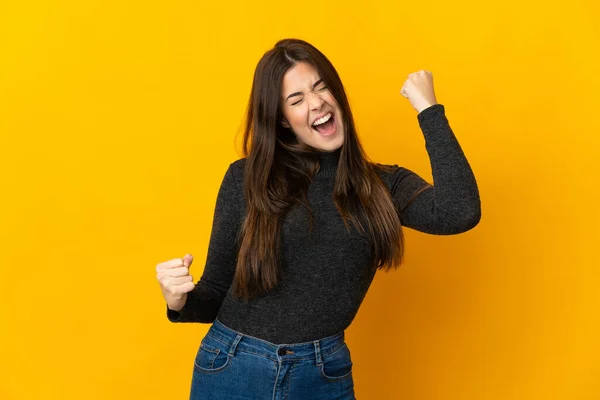 Adolescente Brasileña Aislada Sobre Fondo Amarillo Celebrando Una Victoria —  Fotos de Stock