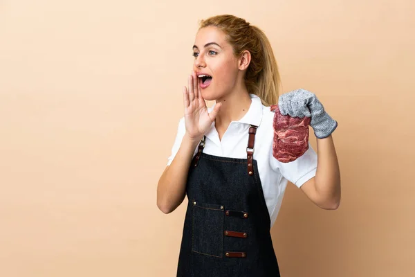 Rzeźniczka Fartuchu Serwująca Świeże Mięso Odizolowanym Tle Krzycząc Otwartymi Ustami — Zdjęcie stockowe