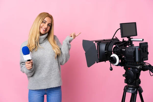 Mulher Repórter Segurando Microfone Relatando Notícias Sobre Fundo Rosa Isolado — Fotografia de Stock