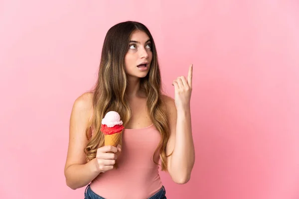 Νεαρή Καυκάσια Γυναίκα Ένα Κορνέτο Παγωτό Απομονωμένο Ροζ Φόντο Σκέφτεται — Φωτογραφία Αρχείου