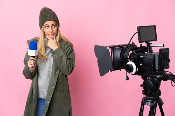 Reporterin Die Ein Mikrofon Der Hand Hält Und Nachrichten Über — Stockfoto