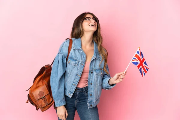 Mladá Žena Drží Vlajku Spojeného Království Izolované Růžovém Pozadí Smíchem — Stock fotografie