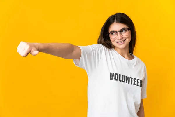 Joven Voluntaria Aislada Sobre Fondo Amarillo Dando Gesto Pulgares Hacia — Foto de Stock