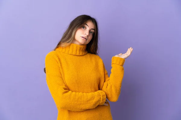 Young Caucasian Woman Isolated Purple Background Having Doubts — Stock Photo, Image